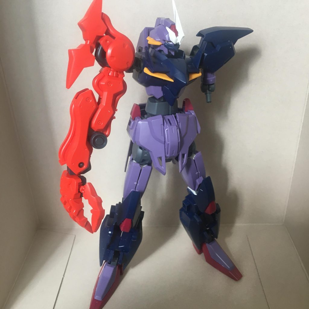 【製作工程1】腰、股関節、腿関節でそれぞれ2~3mm延長。スタイルがヒョロヒョロしてくると、色味のせいもあってか初号機のような雰囲気が出てきますが…気のせいです。