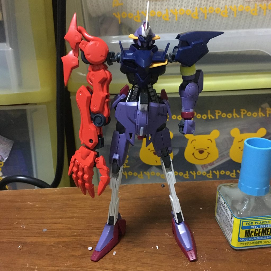 【製作工程2】結局、足が気に入らなくなってしまい作り直しました。 プラ板を重ねて(大雑把!)これにメカっぽいパーツをつけて内部フレームとします。とてもシュールな姿ですね。