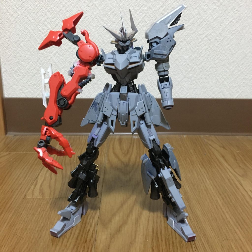 【製作工程3】一度サフを吹いてみて、気になる箇所の修正をひたすら繰り返しているところです。 この段階でやっと全体の形が見えてきて、予定通り悪そうな見た目になってきて一安心です。