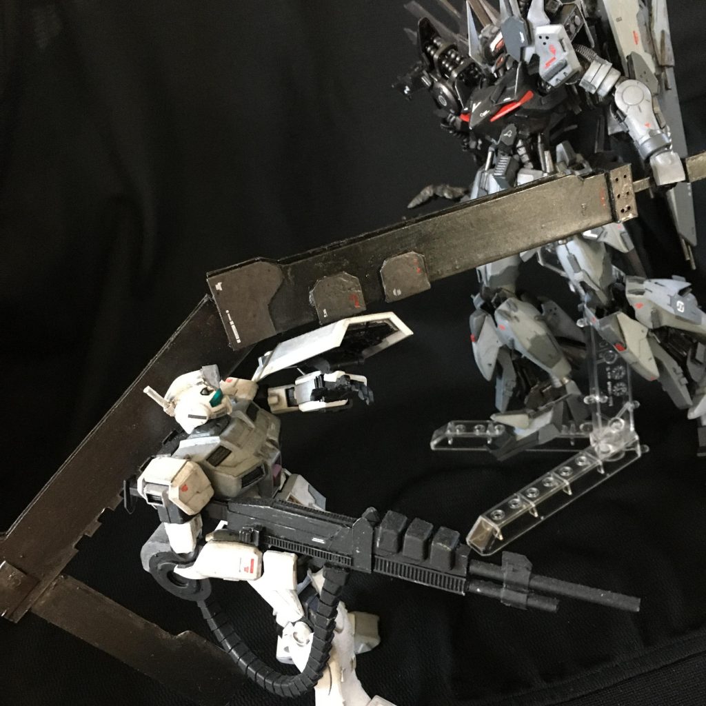 ジム「ぎゃあぁ! なんで俺やねん!」一段目をガードしても二、三段目が死角から追撃してくる…みたいな。実質、一段目は剣というより、叩きつけるだけのほぼ鈍器です(ベルセルクのドラゴン殺し的なアレです)