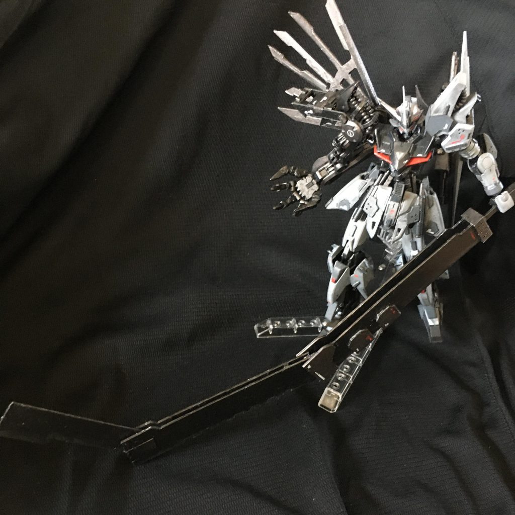 今回やってみたかった事。 剣を自作したのですが、折り畳み式になっていて伸ばすとかなりリーチが伸びます。 元ネタは某SF漫画の珪素生物…(これだけで分かる人いる?)