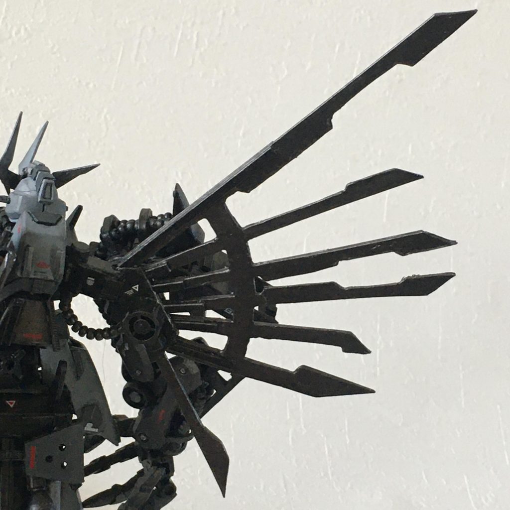 根元のとこが追加ジェネレーターになっていて、翼を媒介してIフィールド展開したり、バスターランチャーの威力を増幅させたりする…という事にします。あと、放熱板の役目もあります(νガンダムみたいな)