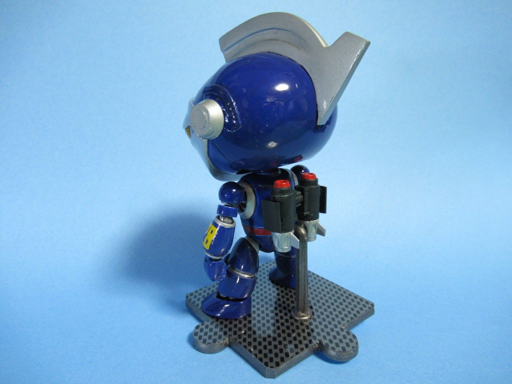 後ろ姿。背中のロケットは30MM のオプションセットを加工して作りました。