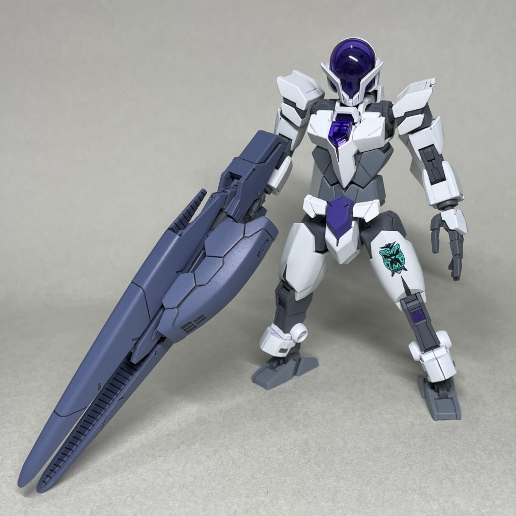 アルスコアガンダム まえ 「BUILD DiVERS」の他の機体、装備との連携、パーツ融通をしやすくするため、部分的にコアガンダムのパーツと入れ替えました。ライフルは少し形状を変え、最大威力よりも出力調整を重視し、低出力でも扱いやすくしたタイプということに。 「BUILD DiVERS」のマークは 単品のコアガンダムⅡの物を用い、あらかじめ貼る部分のエッジにあわせて折ってから貼りました。