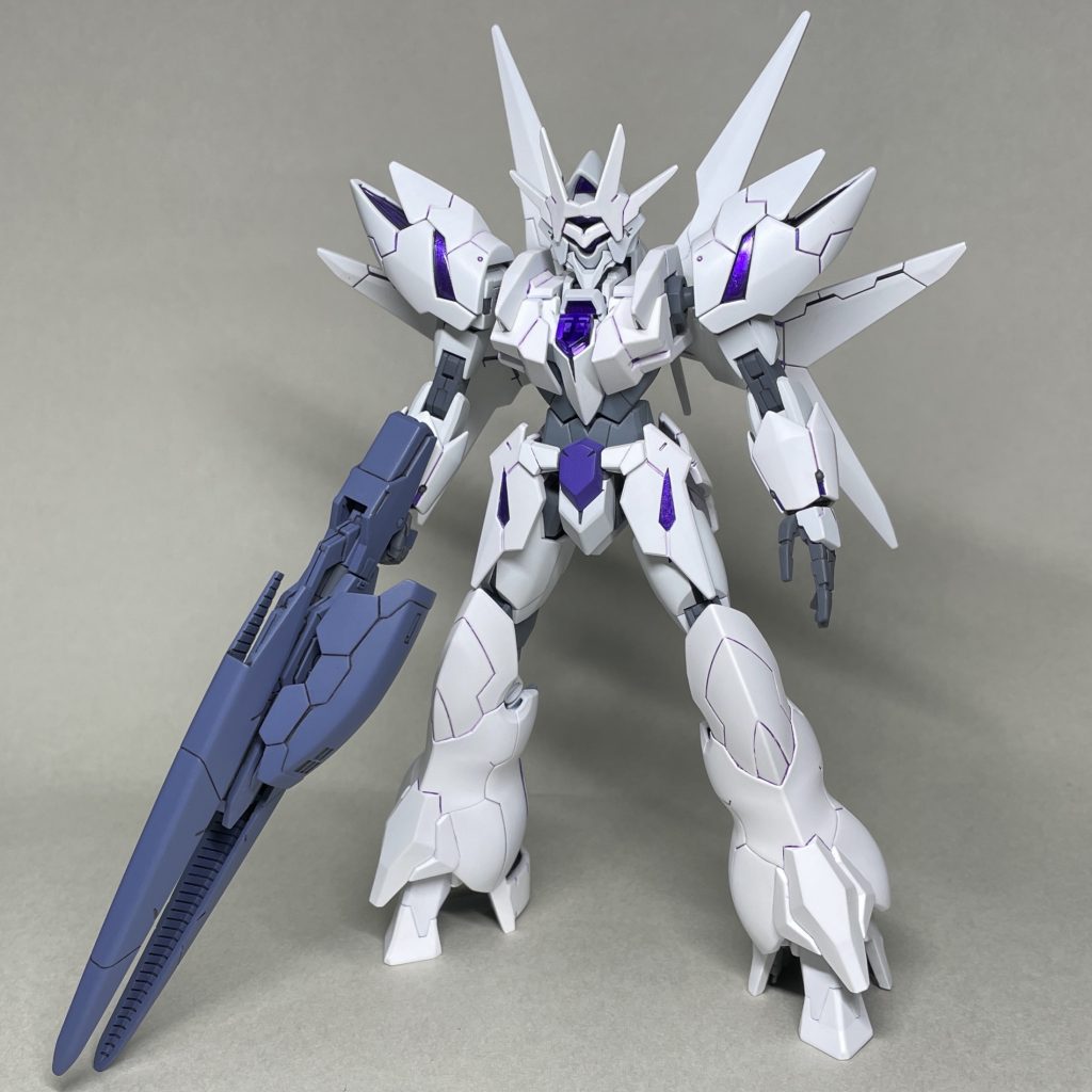 アルスアースリィガンダム まえ 先に完成させたアルスアースアーマーを装着させました。ライフルを伸ばした状態にするとライフルの先が接地しても それほど違和感がありません。ライフルが浮いた状態だと、長時間飾るのに関節が耐えられない気がします。