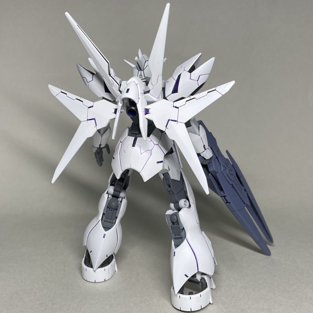 アルスアースリィガンダム うしろ 足首のうしろにトールギスⅢの肩パーツを貼り付けたり、ライフルを削って重量軽減したので、キットのままよりは安定して飾りやすくなったと思います。