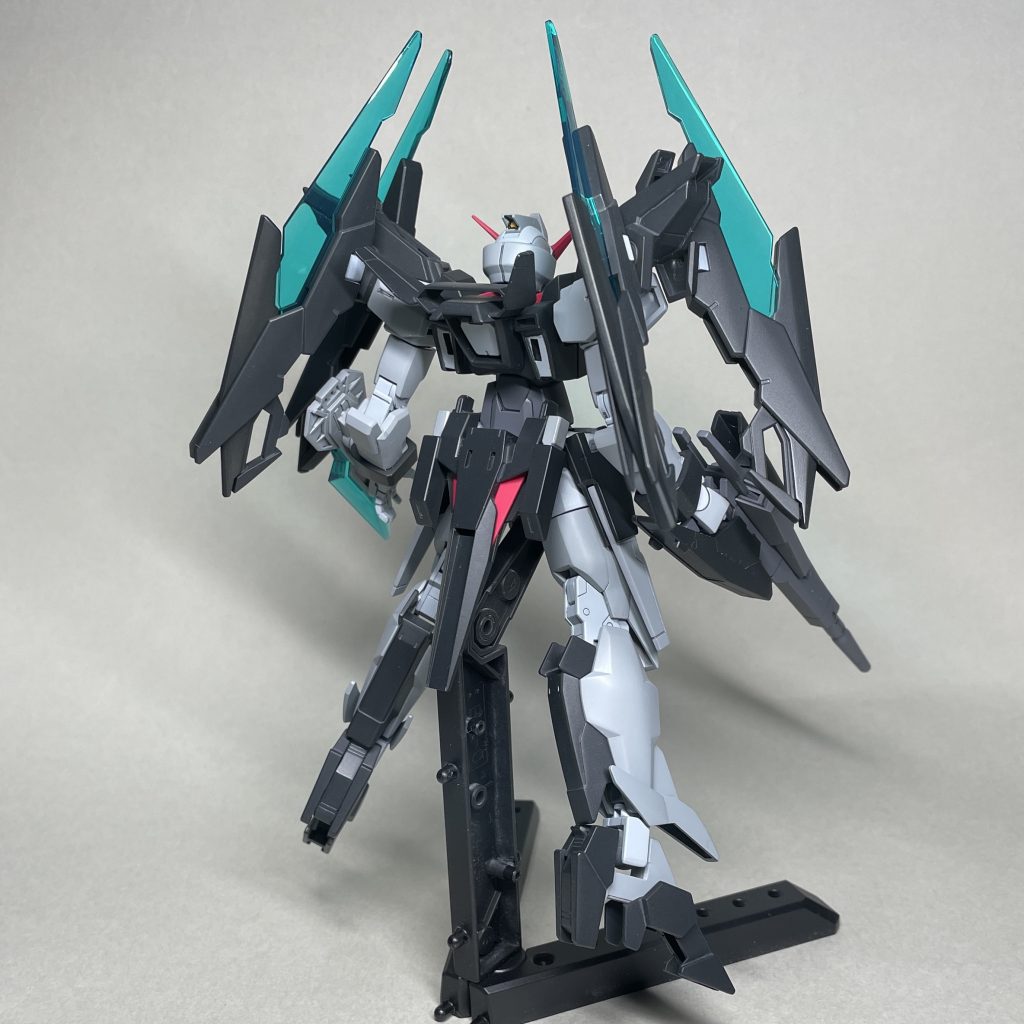 うしろ ライフルは、AGE2マグナムのものをベースにライフル上部のアーマーをAGE2ノーマルのパーツに変更。シールドは、可動の邪魔になる部分を削除してコンパクトにしました。