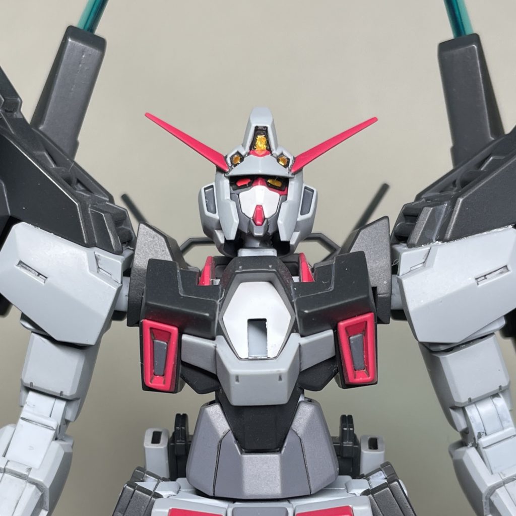 デュアルセンサーは、左右で異なる色で塗装。 ガンダムAGE-FXと並べることが前提のため、胸部のAマークのモールドをヤスリで削り取り、AGEシステムが装備されていない状態を表現しました。