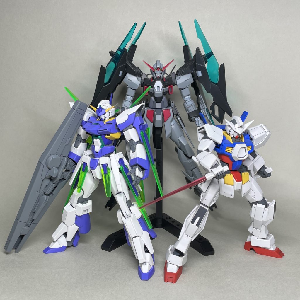 ガンダムAGE 3世代 今年完成させたガンダムAGE-FX、放送当時に完成させたAGE1フラットと一緒に並べてみました。 ダークハウンドは作りたくなるほどは好きではなく、購入したAGE2マグナムSVは、ライフルが短めなこともあって、強化パーツ部分がかさばりすぎると感じたため、AGE2マグナムSVを組み替えてリペイントし、アセムのAGE2のみ 劇中と異なる状態で完成させました。
