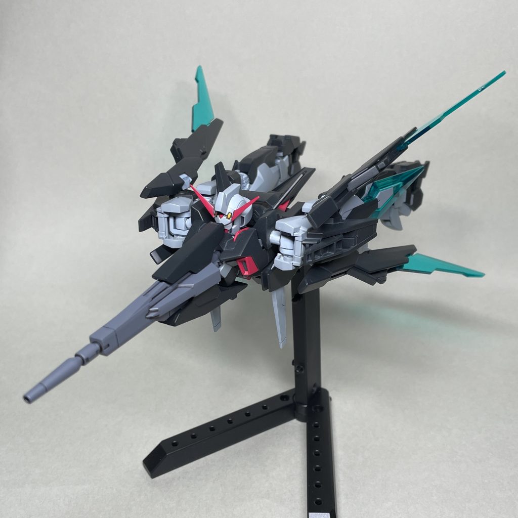 飛行形態 前から ライフルのパーツ変更したため、AGE2マグナムのシールドを装備させる箇所にシールドを付けられません。可動の邪魔になるのでシールドの羽のような部分を削り取ったので、シールドを腕に付けたまま変形できます。