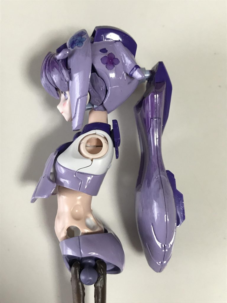 今回はすべて筆(&つまようじ)塗りです。ほぼほぼ全塗装になりました(胸・上腕の白い部分と顔は成形色)。水辺に咲く花ということで、このツヤツヤ感も捨てがたかったのですが、いつものツヤ消しで仕上げました。今思うと、外装は半ツヤくらいで仕上げたほうがみずみずしさが出たかもしれません。後日修正を考えてみます。→ 修正したのが、上のほうの画像です。