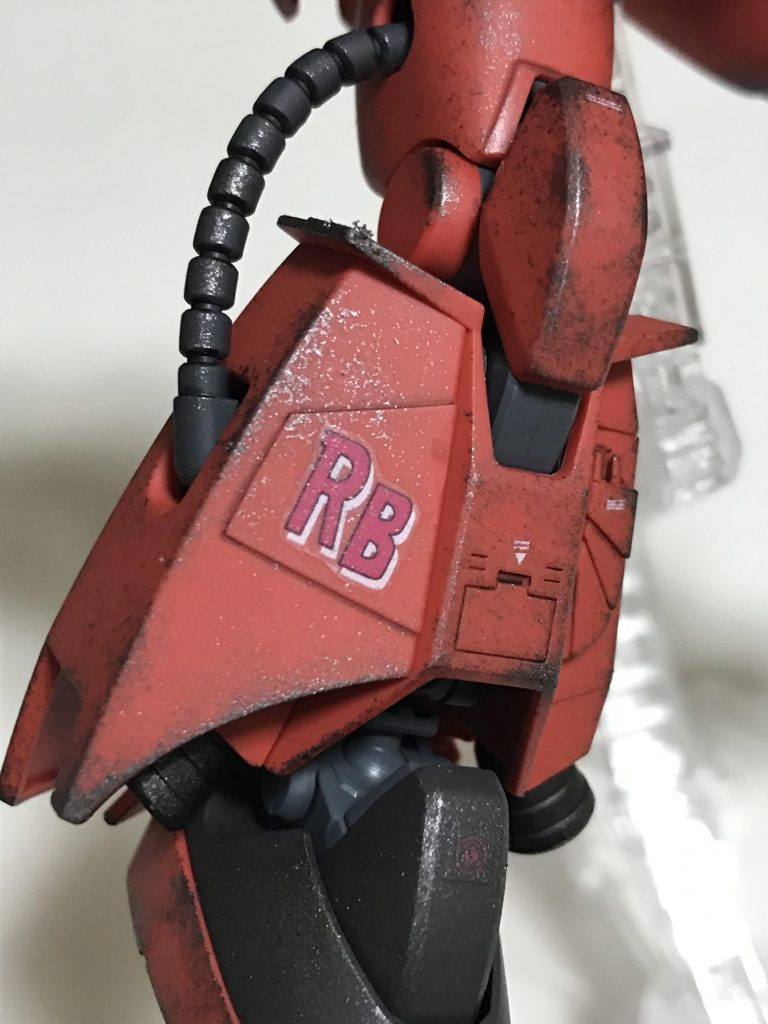 本来なら右肩に貼る「RB」のマーキングは、脚に貼りました。