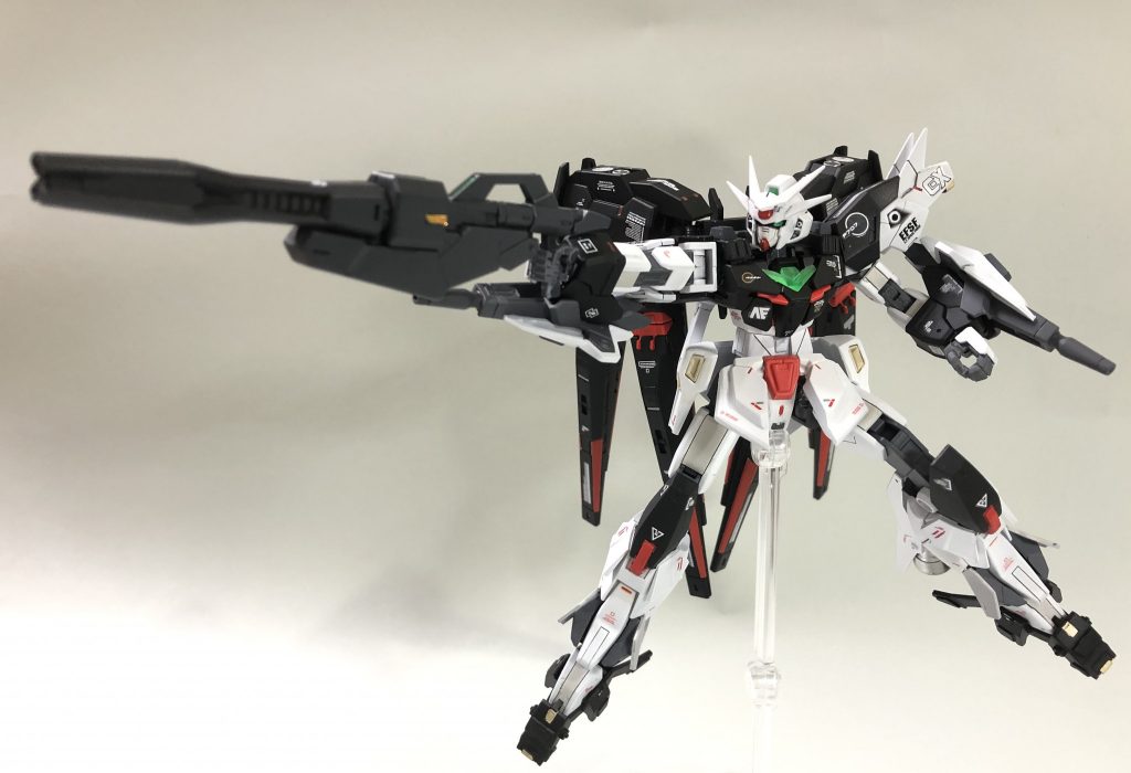 お決まりのビームライフルショットのポーズです。