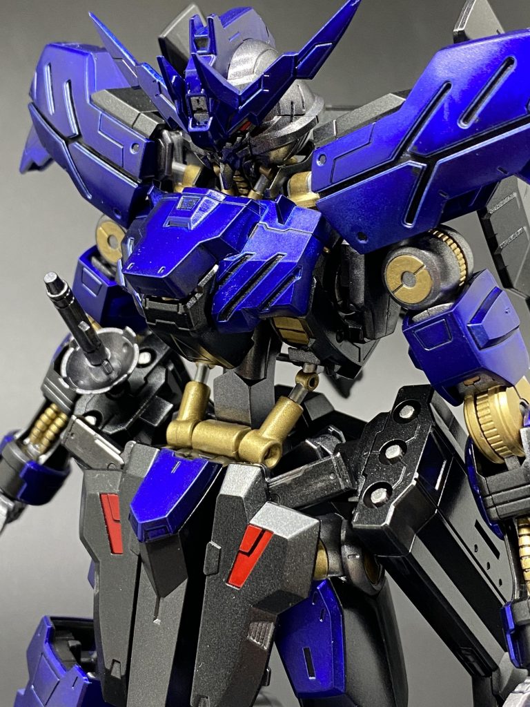 前面も胸部から腹部にかけては本来白色ですが、黒色に変更しました。全体を暗色系に仕上げたいため、明るい色は極力削っています。