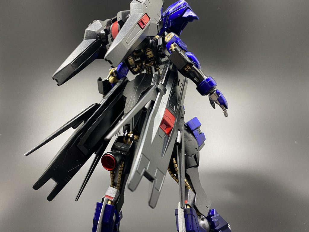 大まかな色合いは変更しておりませんが、細々とした変更はあります。背面だとスタスターの一部を赤色にしていますが、本来は白色です。