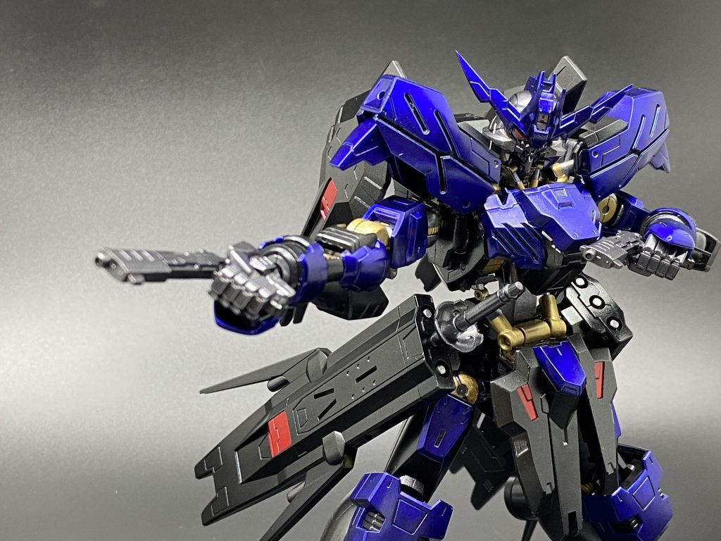 腰部のフロントアーマーに仕込むためかペラペラですね…ちょっと残念な部分です。