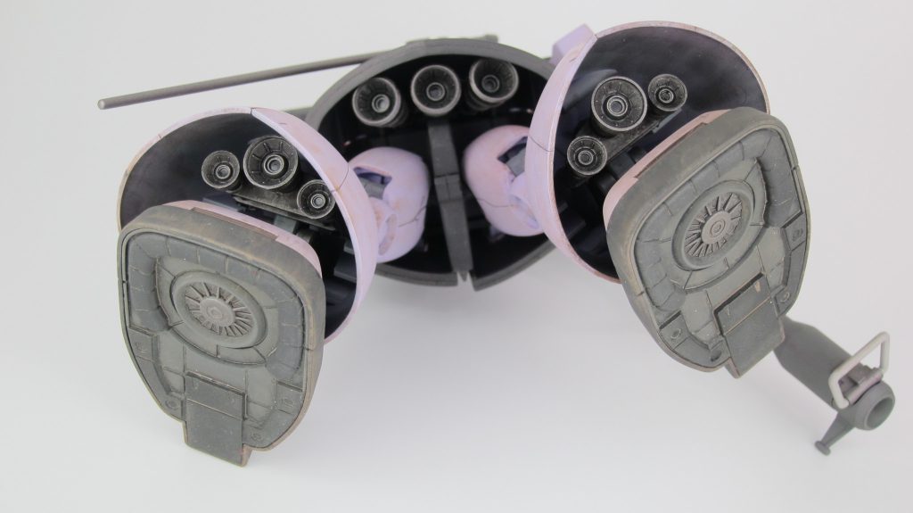 足裏も塗り分けしウェザリング。スカート内のバーニアは大型化しています。