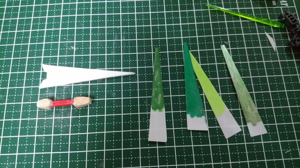 ゼットセイバー製作中柄はアニマリゼの余剰パーツにパテを盛り付けてます。刃はガンダムマーカーをいろいろと試行錯誤、のちに透明プラパンにクリアーグリーンを筆塗装して作成しました。