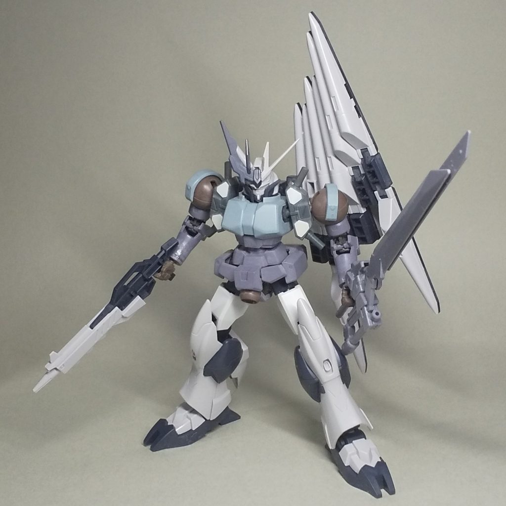 フェイクν装備(未塗装)まえ フェイクν装備をこの色のままにするなら、白主体のカラーリングは似合いそうではあります。