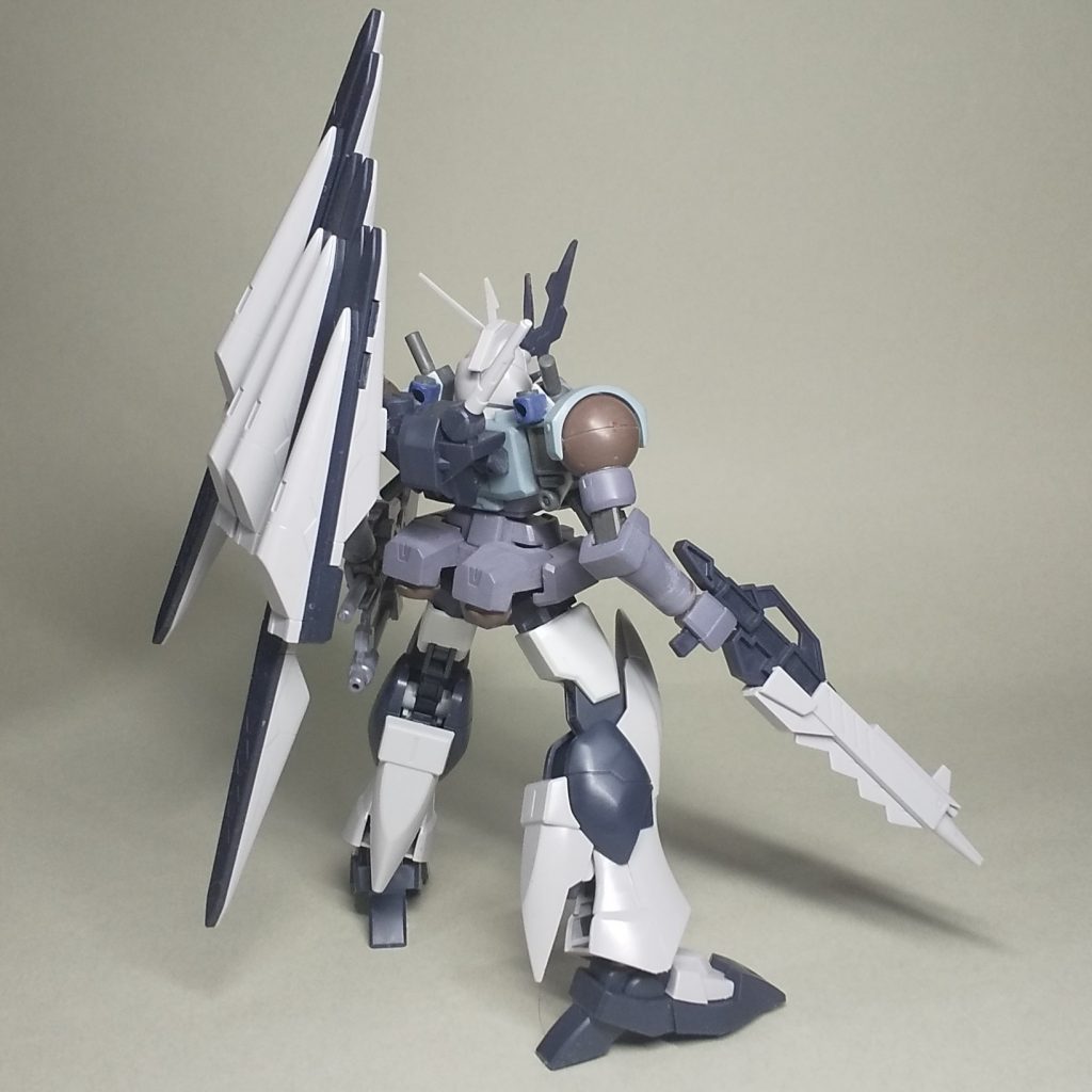 フェイクν装備(未塗装)うしろ  コアハンガーリーオーNPDは、頭部と胴体が無印ビルドダイバーズ由来で、リライズコン指定機体ベースかどうか微妙なので、レギュレーションに合わない可能性があるかと思いましたが、コアハンガーがベース機と考えると全く問題ない‥‥かな? ガンスタへの投稿が主目的で、リライズコン参加はついでなので、差し支えがあれば除外してもらって構いません (^_^;)