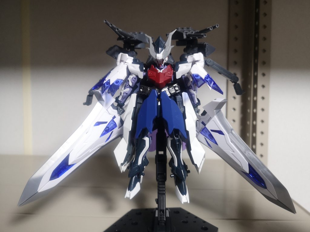 更に可変し対艦刀クラスの大型剣として扱う事も可能です。この状態でも盾としての機能は維持されています、というか面積が減る代わりに厚みが増えてるので局所的防御力としては上がってるかもしれません(笑)