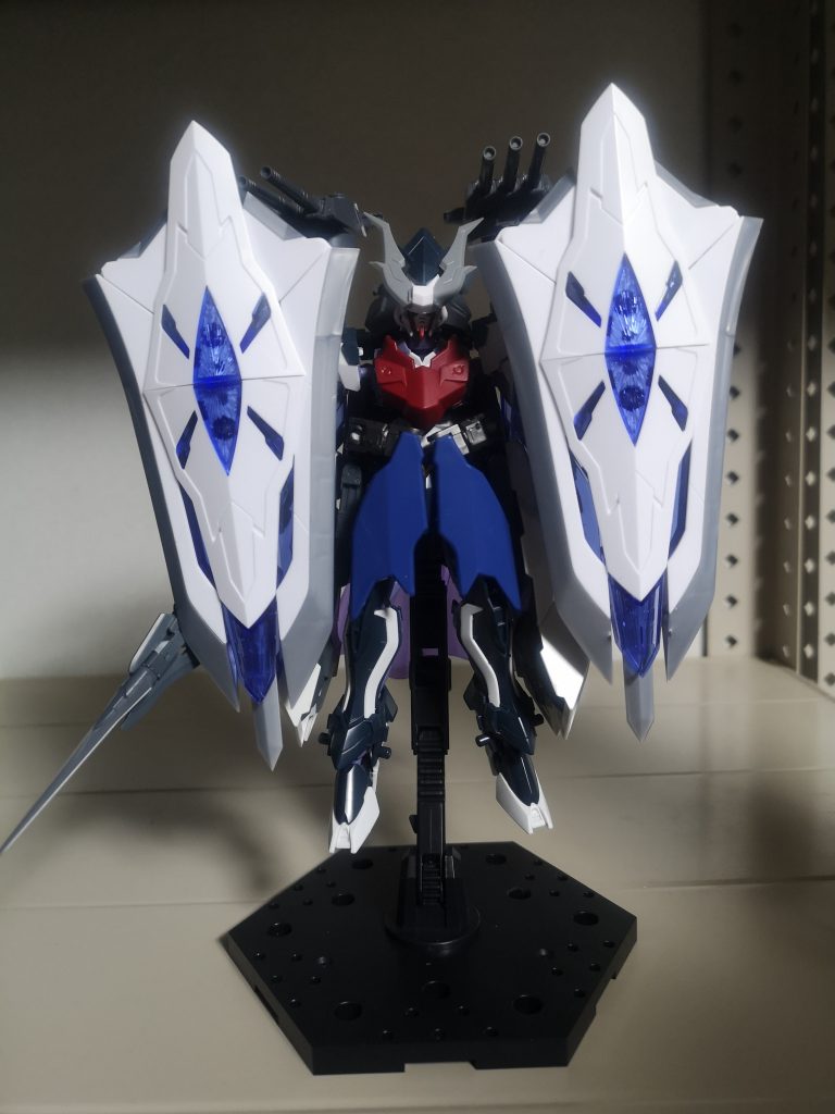 両サイドの複合大型シールドも複数の軸を持つアームで保持されているので機体のどの方向でも防御可能です。