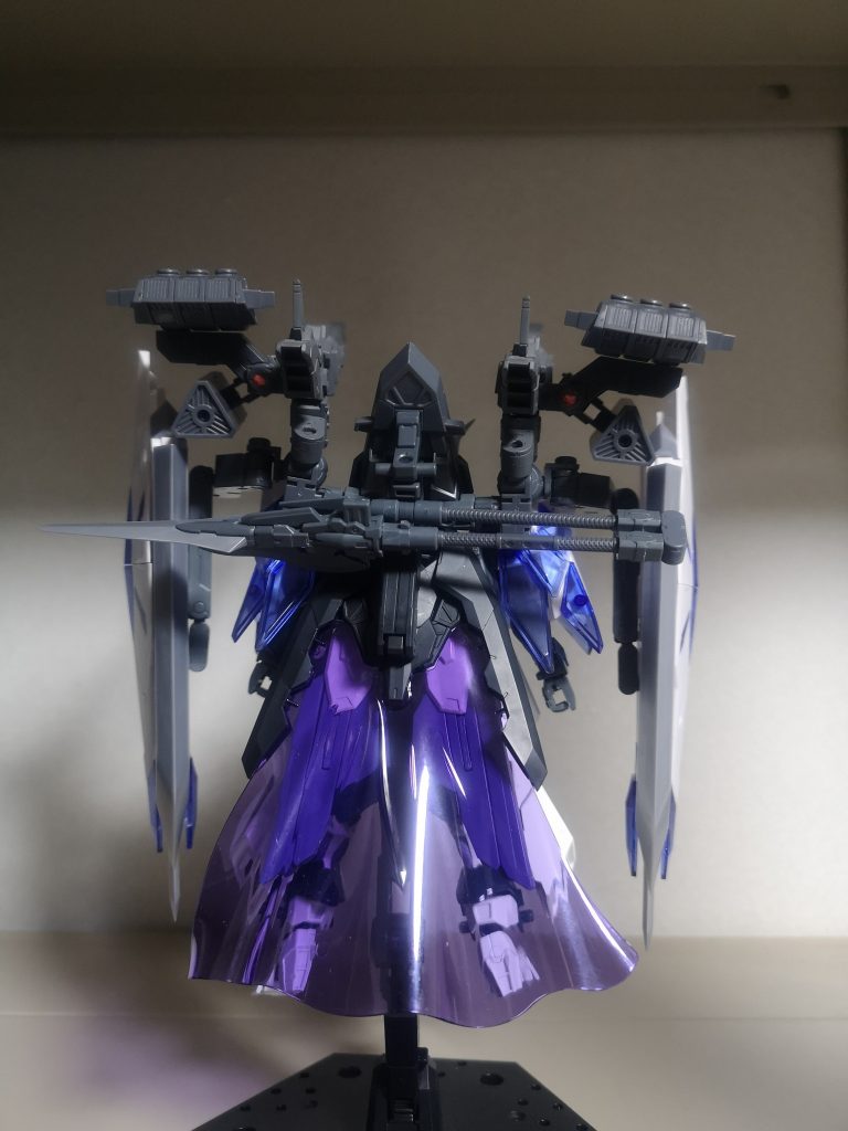 背中に背負うことができます。これだけの武装を持ちながら手に何も持たない状態が可能で、だからこそ武器の持ち替えがスムーズにできるという訳です。