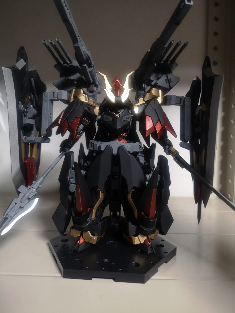 全身余す所なく重装甲・重武装が施されており、機動力も頚部大型スラスターにより維持されています。武装は大型レール砲ⅹ2三連装砲ⅹ2三連装ミサイルポッドⅹ2対艦ミサイルポッドⅹ2展開式レール砲ⅹ2展開式ランス可変式複合大型シールド(トンファーブレードⅹ2、ソード、シールド)ⅹ2ビームマント↔ビーム対艦刀 と、盛り沢山になっています。