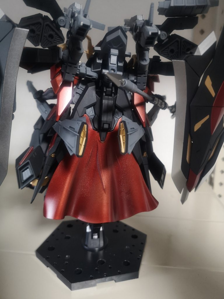 ちなみに背中のマントですが、遠距離砲撃戦時には対艦刀を兼用するビームマントが展開され、