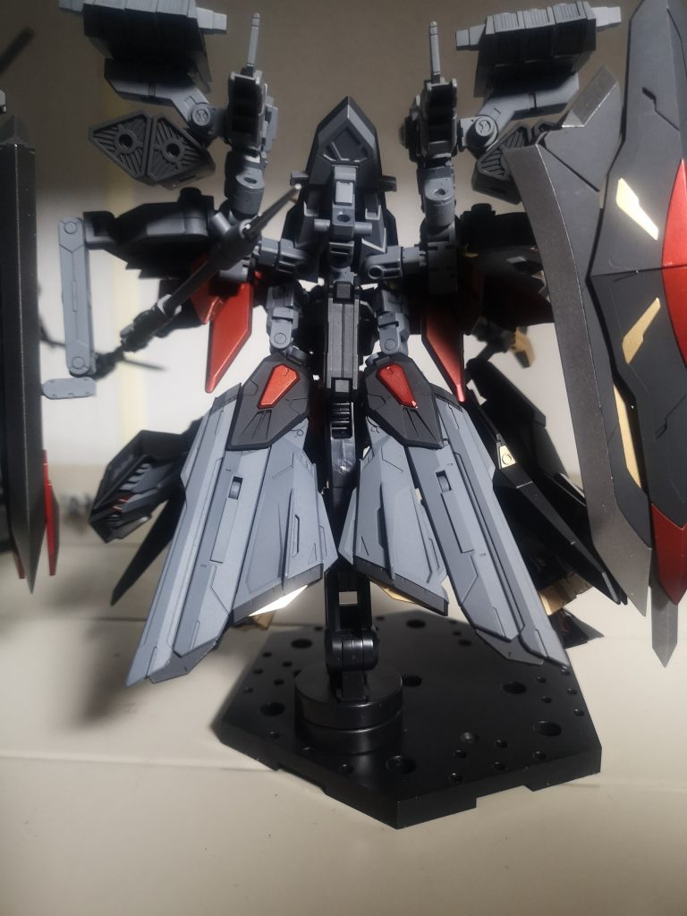 近接格闘戦時には折り畳まれたレール砲がマントになります。王者としてマントは外せない、という事で砲撃・格闘どちらで戦っていても背中からマントが消える事はありません(笑)