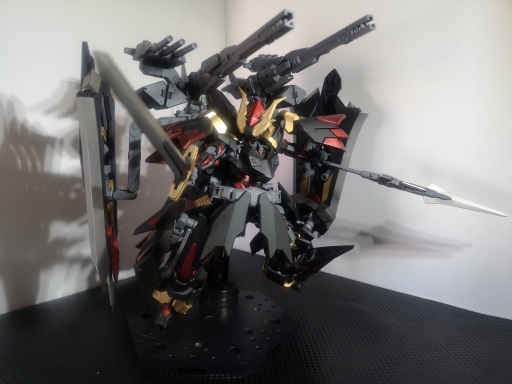 可動もそこまで減少しておらず、ヒロイックなポージングもある程度可能です。