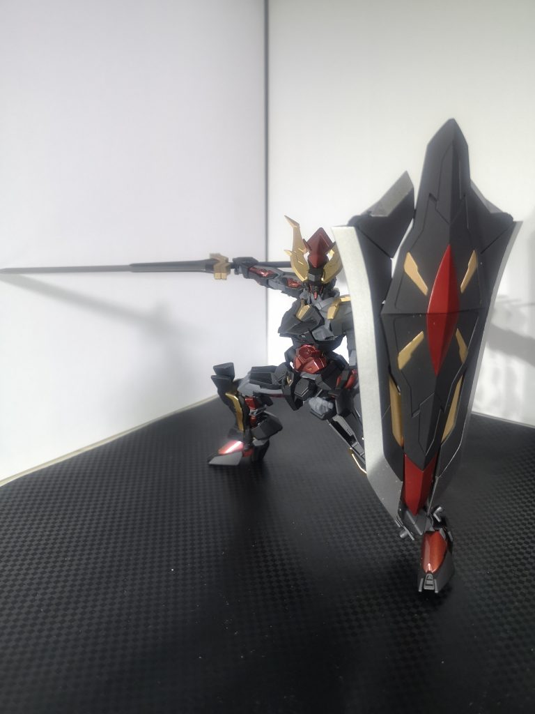 複合大型シールドの中にはソードとトンファーブレードⅹ2が収納されており、パージ後もこの武装ひとつで色々な立ち回りができます。