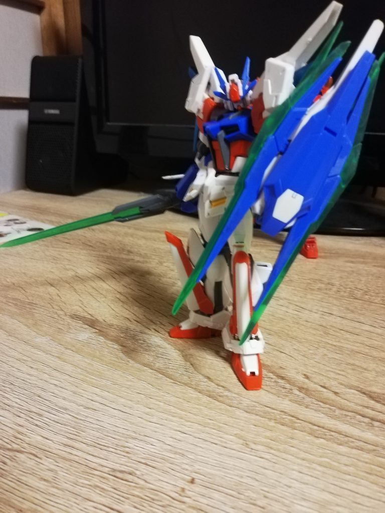 コスモスをベースにジャンクパーツを接着剤でつけました。最初は塗装する気はありませんでしたが割といい感じにできたので塗装を行いました。