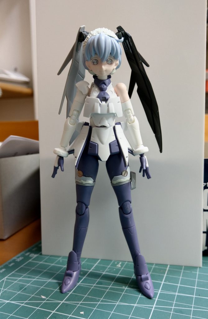 クワトロ-レミィはモビルドール-サラを加工。肩幅詰めたり、まぁまぁいじってあります。