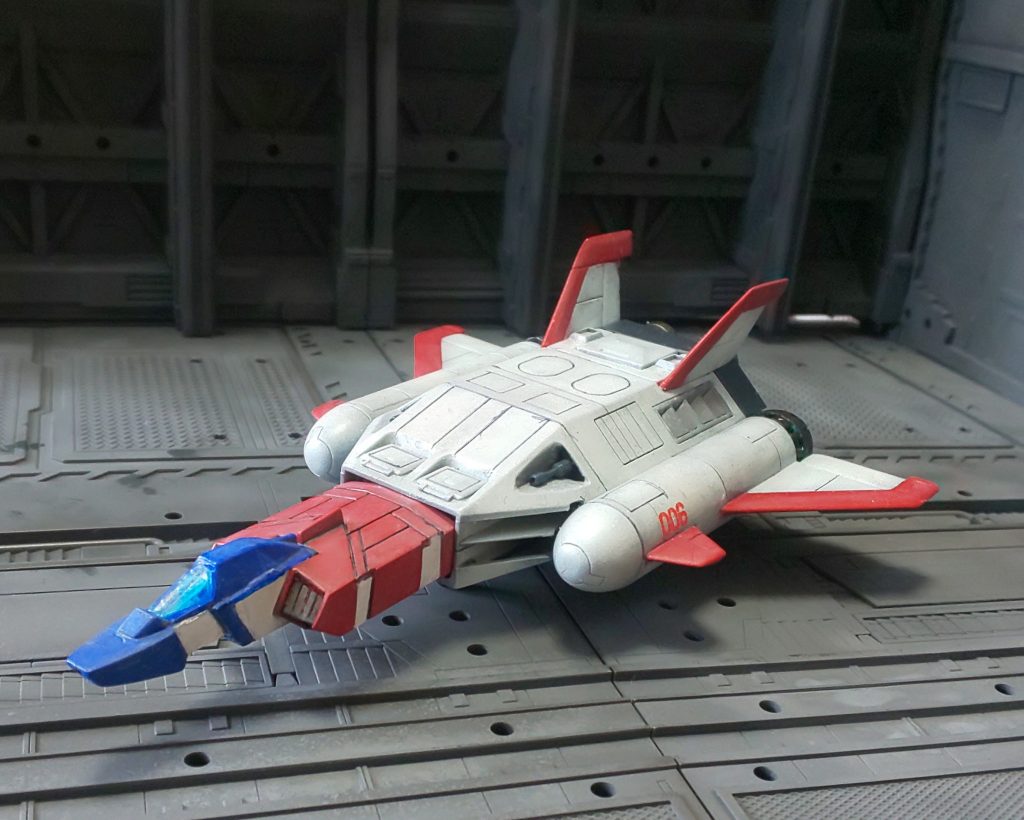 ブースター上部がツルッとしていて寂しかったのでモールドやパーツを追加しています。