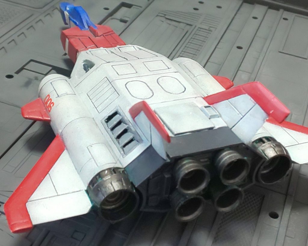 エアインテークはピンバイスでくり抜きました。翼のエッジは削って尖らせています。