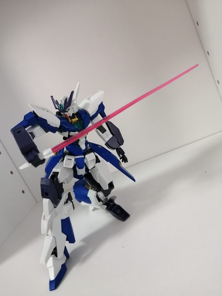 肩以外はよく動きます。完成度の高いFXの後継機なので、汎用形態であるこの状態はとくにFXと共通パーツが多いという設定です。