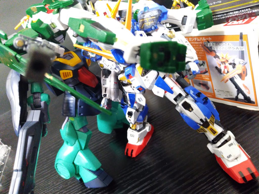 ディジェ【重すぎ…】ウーアオー【太陽炉を積んでるのに起動してないから仕方ない!】ディジェ【俺より重いかも】ウーアオー【それは無い】ディジェ【あっ!】ディジェ【トランザム!】ウーアオー【僕のが起動した?おっ…おい!】ディジェ【切れた…早!】ウーアオー【それゃ3秒トランザムだからな】ディジェ【…】ディジェ【ゴミじゃん…】ウーアオー【はっ?】ウーアオーというか何故トランザムが3秒しか出来なかった?まさか?この間の?トライアルフィールドがまだ?1時間~ウーアオー【あっ…着いたぁ~】ディジェ【無意味なトランザムあんなの搭載するだけ無駄】ウーアオー【黙ってろー!】ウーアオー【えーとたしかここらへんに】ウーアオー【あった!】ウーアオー【これをここに当てて、っと】