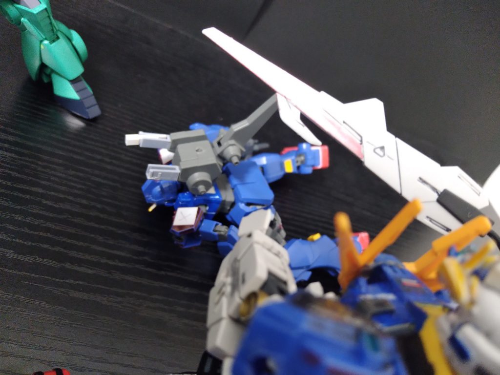 ウーアオー(青いの!)ウーアオー(大丈夫か?この修理キットで!)ストカス(大丈夫…、それでデュナメスは?)ウーアオー(意識はない)???(お…は)続く8話ご観覧ありがとうございました!