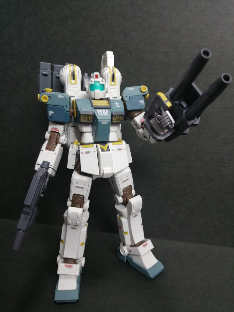 欠けていたパーツを他の機体から拝借左手はガンダムマークⅡ　左手に合わせて右も一般的な連邦デザインに変更