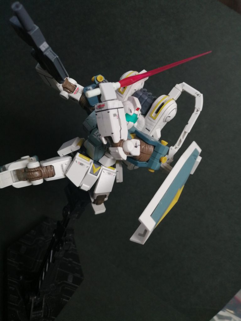 いつもの凸顔でシルエットも素ジムに近いのにめっちゃ強そうなサンボル仕様