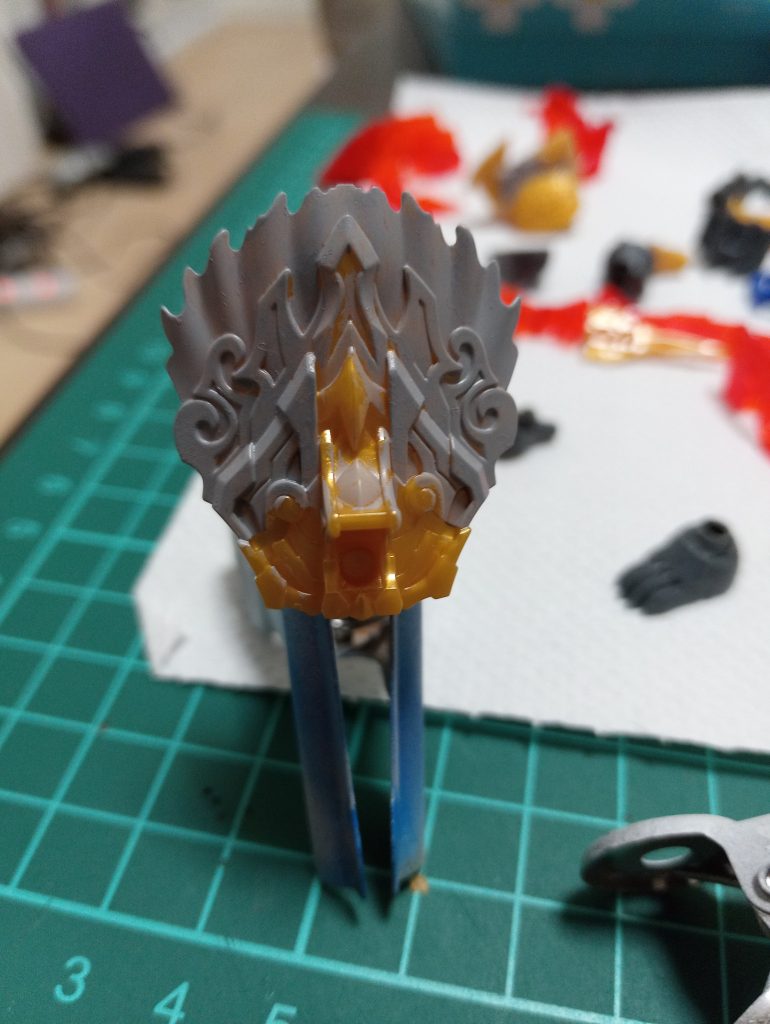 金パーツの事前塗装金パーツにモンザレッドと白を塗る前に、水性サフを筆塗りしてみました。