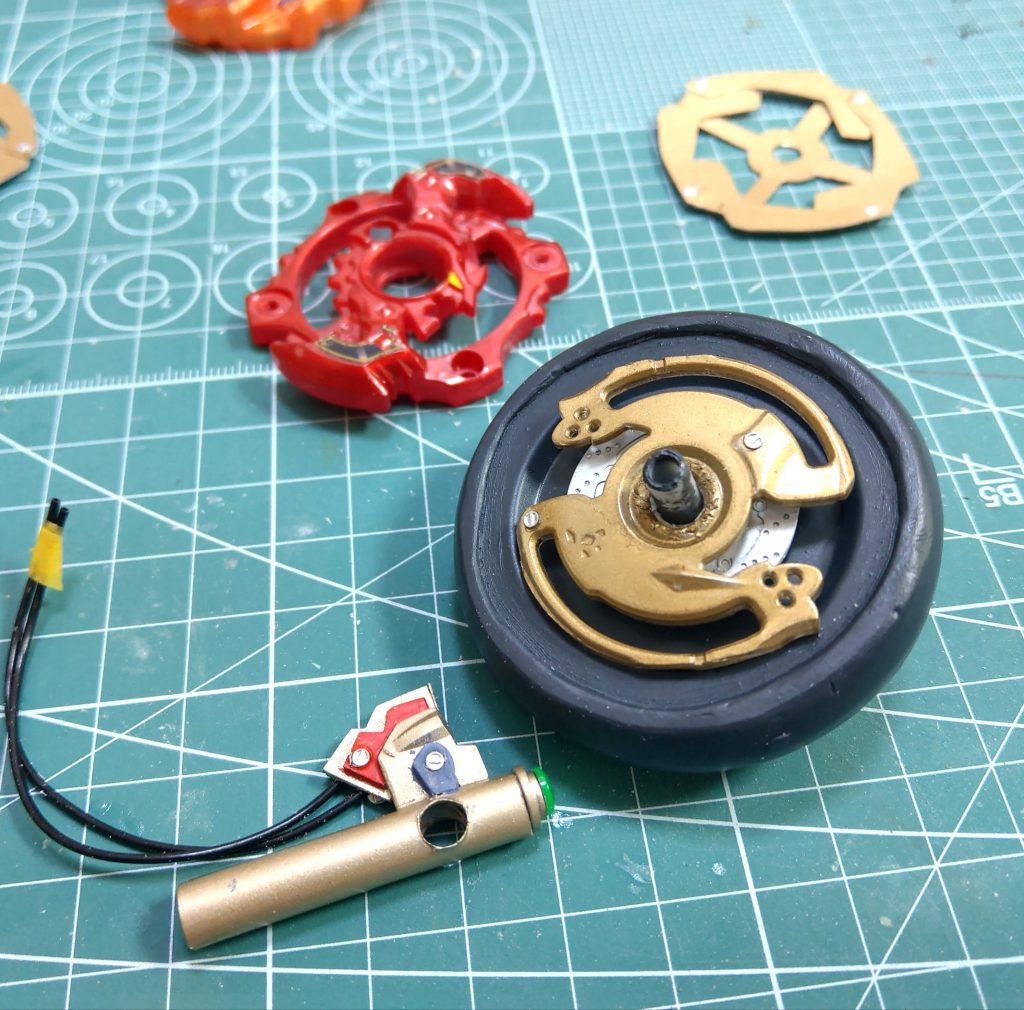 ホイールはベイブレードを分解加工したら良い感じになりました。