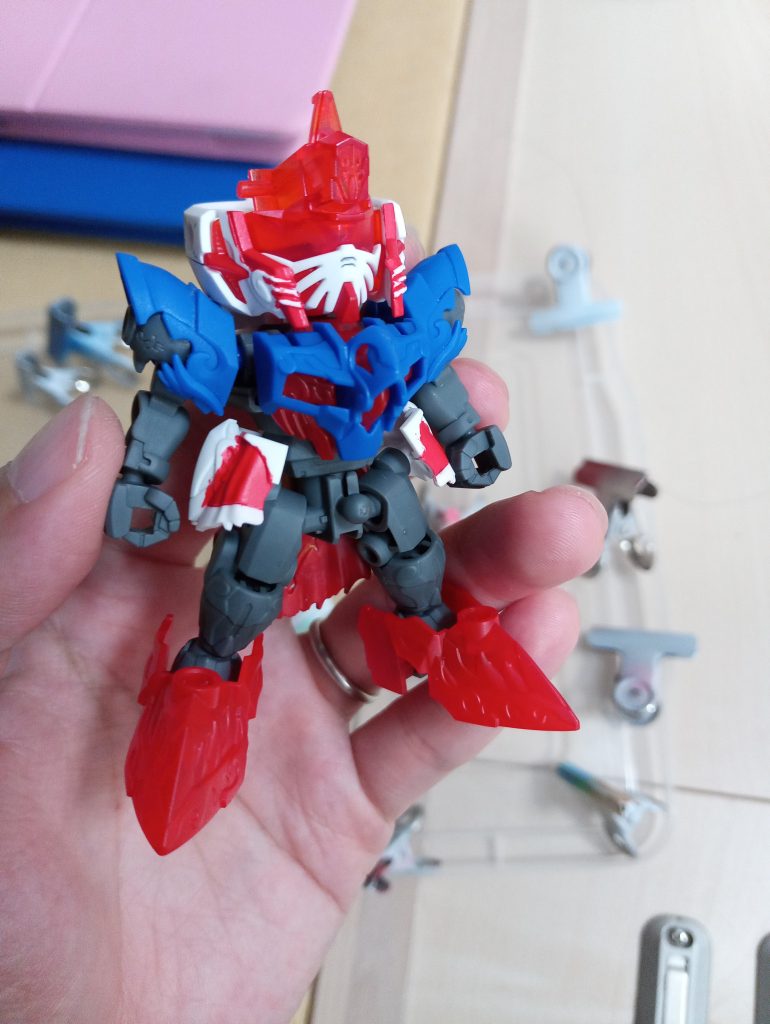 サブ代わりにつや消し[色付きのガンプラをチョイ塗りするなら、サフ変代わりにつや消しコートしませんか？]https://nippper.com/2021/03/25278/上記の記事を参考に、サフを使わずつや消しコートを使用しました。・クリアレッドにモンザレッドを吹く・金パーツにモンザレッド、白を塗装(後述)・白にモンザレッドを塗装この段階で、金、その他のクリア以外につや消しコートを吹きました。しっとり良い感じ。サフだと0から再スタート感がありますが、つや消しだとそれがない！むしろ進んでる感があって心理的にめちゃくちゃ良いです。