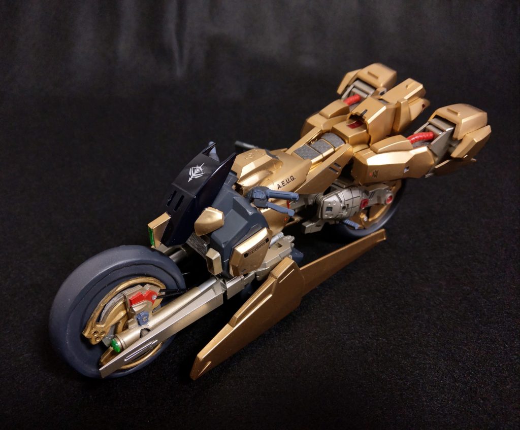 マシンはアナハイムの Z に似た構造が見てとれる。同時期のモビルスーツのデータが使用されているからだろうか。軽快さはこちらの方が上回っていそうだ。車体も軽そうだ。