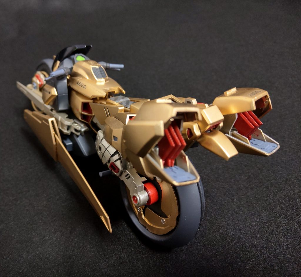 フレキシブルスラスターはリアの上部に。下部には可動式のバインダーが確認できる。