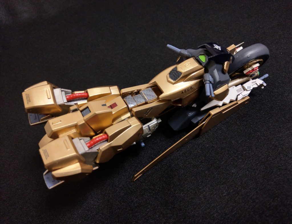 フロントタイヤの右側にはビームガンの武装。新型の割にはインパネはコンパクト。