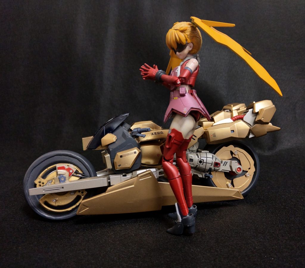 「え？サングラスははずせない契約になってるの、ごめんなさいね」