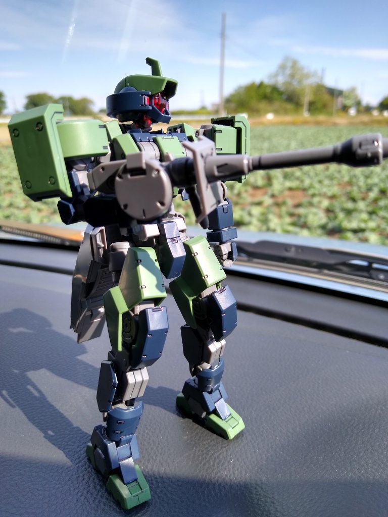 時間無くて素組みスミ入れのみです。地上戦用ですので緑の背景を背にしてみました。手抜き感が、、、(・_・)