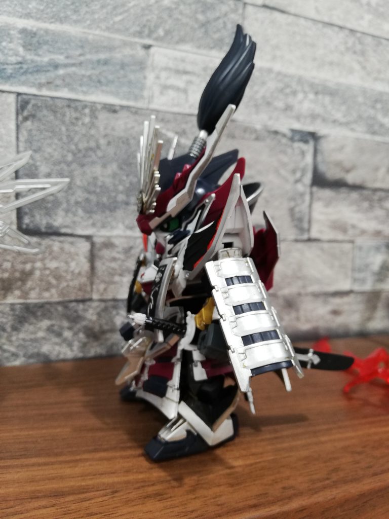 塗装はガンダムマーカー先細タイプ　ブラックとレッド、EXシャインシルバーをメインに使用しています。